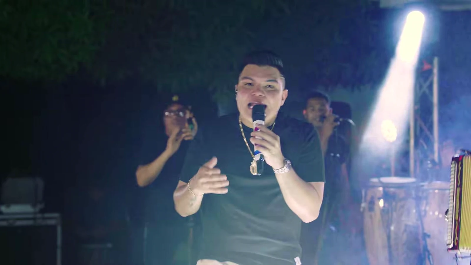 Óscar Gamarra cantando