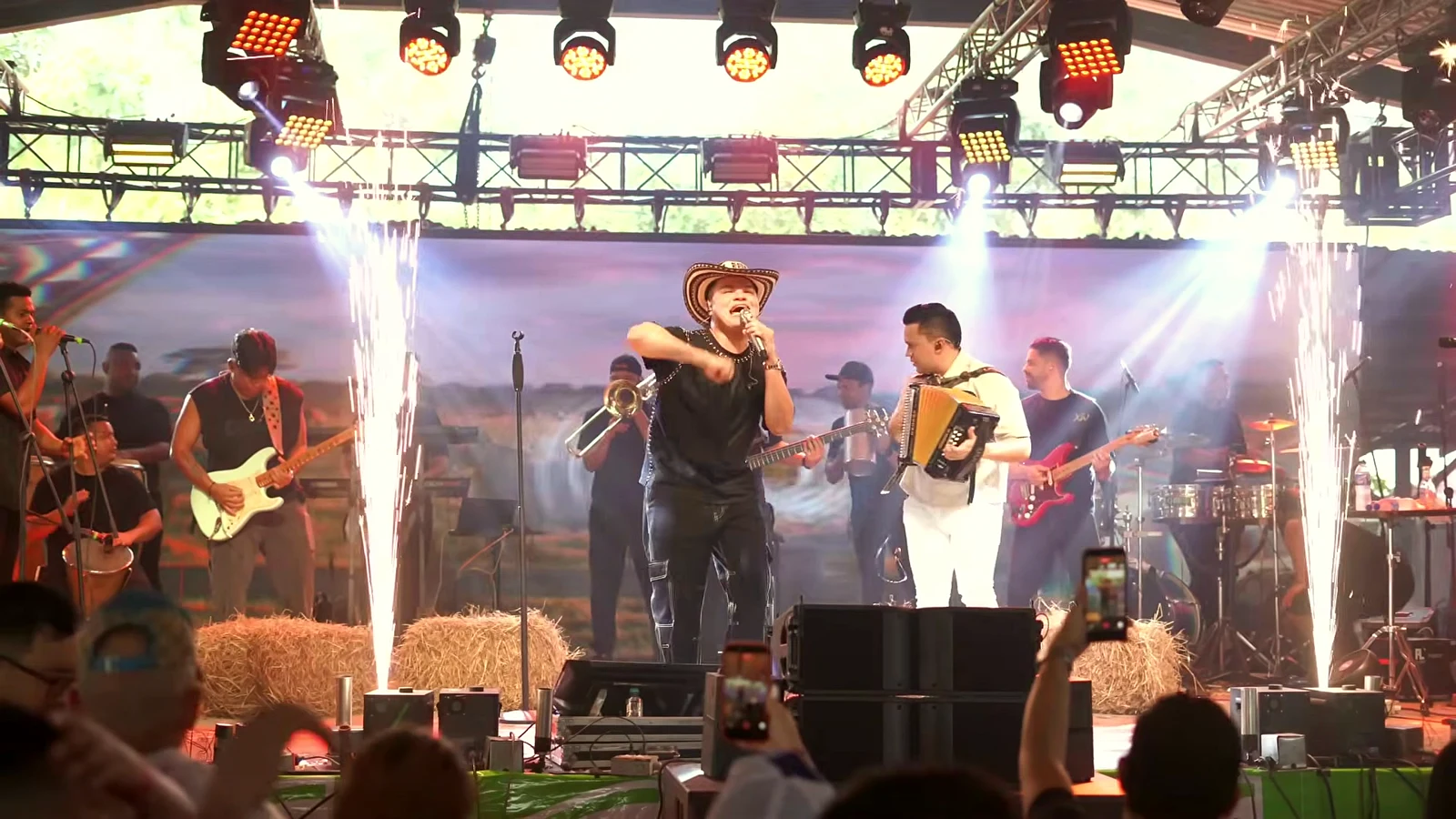 Festival en vivo con fuegos