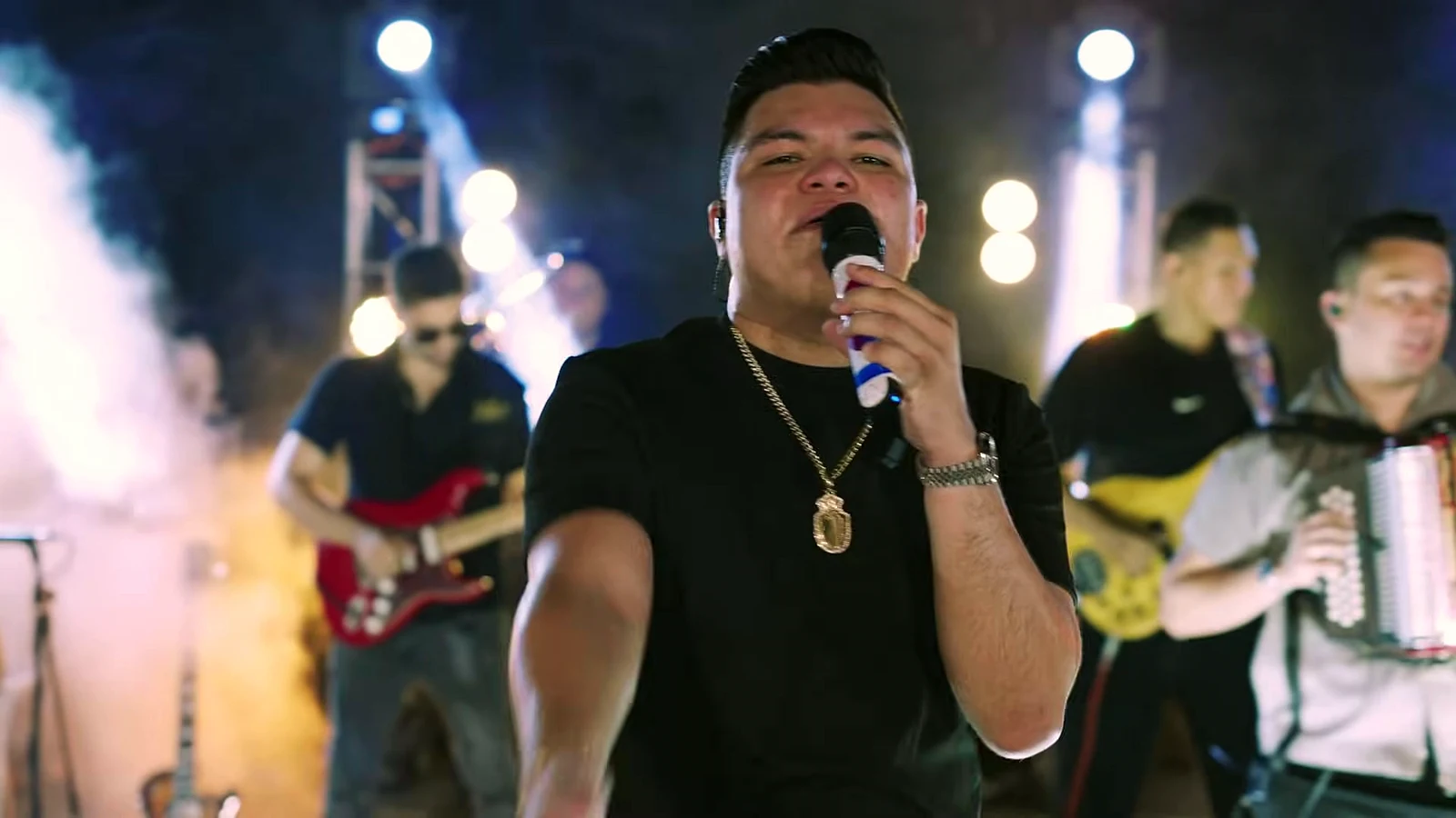 Óscar Gamarra cantando en primer plano